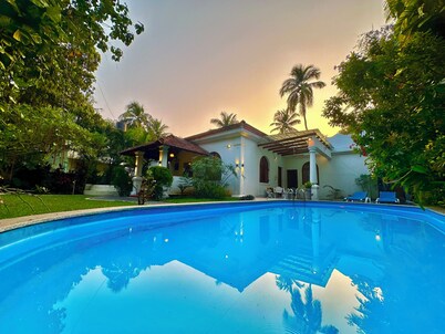 Casa Maya: 2-bedroom villa in Candolim with WiFi, AC, 5 minutes walk to beach