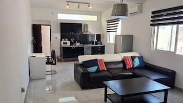 Apartemen, 1 kamar tidur, patio, pemandangan kota | Ruang keluarga