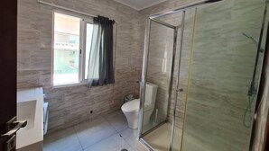Appartement, 1 slaapkamer, patio, uitzicht op stad | Badkamer