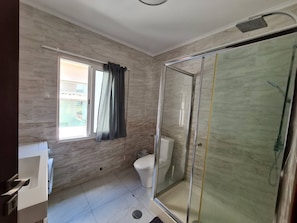 Appartement, 1 chambre, patio, vue sur la ville | Salle de bain