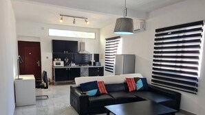 Appartement, 1 slaapkamer, patio, uitzicht op stad | Woonkamer