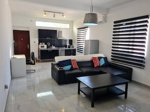 Appartement, 1 chambre, patio, vue sur la ville | Salle de séjour