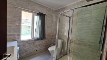 Căn hộ, 1 phòng ngủ, sân hiên, quang cảnh thành phố | Phòng tắm