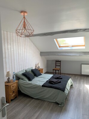 4 bedrooms, iron/ironing board, WiFi, bed sheets
