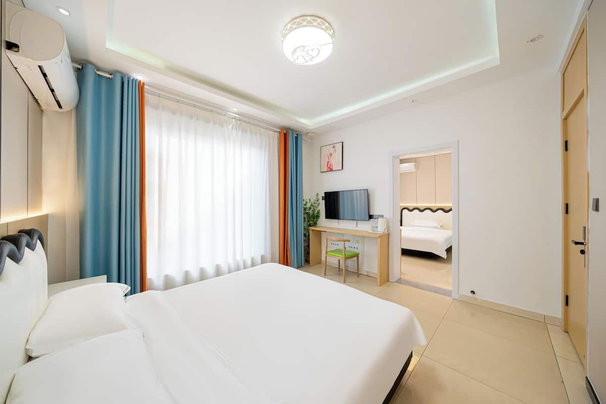 Comfort Suite, Lake View | 1 bedroom, down comforters, blackout drapes, iron/ironing board
