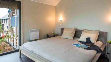 3 bedrooms, iron/ironing board, travel crib