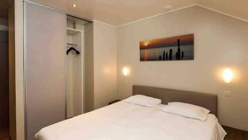 3 bedrooms, iron/ironing board, travel cot