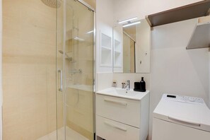 تجهيزات دش، مجففات شعر، مناشف