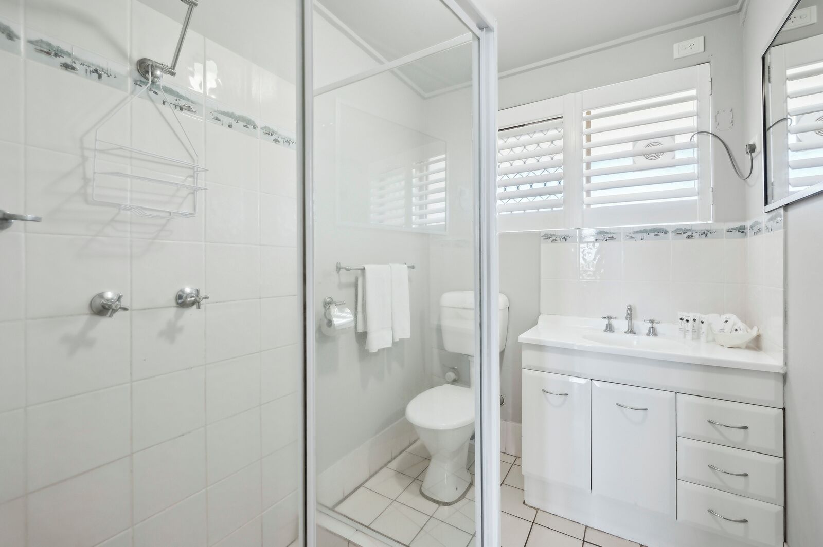 Een douche, een haardroger, handdoeken