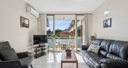 Ocean Parade 4 Stylish Two-Bedroom Holiday Apartment