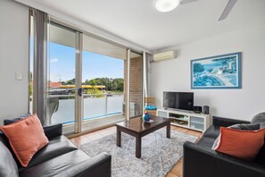 TV - 7 27 Ocean Parade Relaxed Beachfront Holiday Apartment (COFFS HARBOUR)