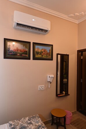 Deluxe Double Room | Premium bedding, desk, free WiFi, bed sheets - Ardas Villa Bikaner (Bikaner)