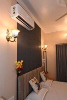 Quarto casal superior, vista para a cidade | Roupas de cama premium, escrivaninha, cortinas blackout