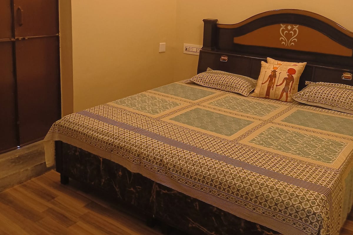 Economy Double Room | Desk, free WiFi