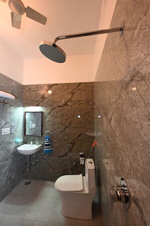Chambre supérieure double, vue sur la ville | Salle de bain | Douche, douche cascade, séchoir à cheveux, pantoufles