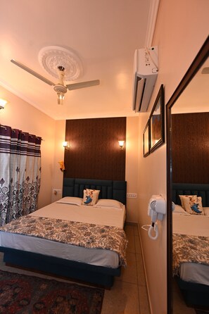 ห้องดีลักซ์ดับเบิล | เครื่องนอนระดับพรีเมียม, โต๊ะทำงาน, Wi-Fi ฟรี, ผ้าปูที่นอน