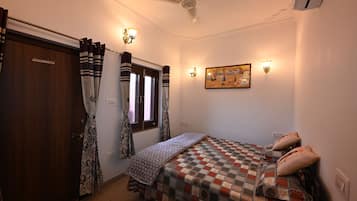 Dobbeltrom – deluxe | Sengetøy av topp kvalitet, skrivebord, wi-fi (inkludert) og sengetøy