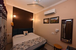 ห้องดีลักซ์ดับเบิล | เครื่องนอนระดับพรีเมียม, โต๊ะทำงาน, Wi-Fi ฟรี, ผ้าปูที่นอน