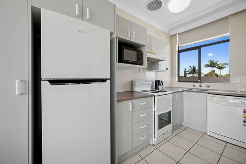 Ocean Parade 16 Vintage Coastal 2-Bedroom Holiday Apartment