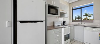 Ocean Parade 16 Vintage Coastal 2-Bedroom Holiday Apartment