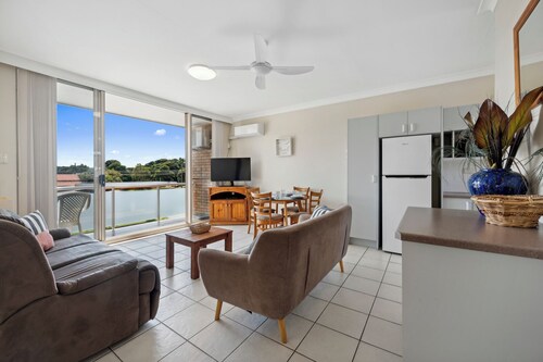 Ocean Parade 16 Vintage Coastal 2-Bedroom Holiday Apartment