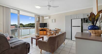 Ocean Parade 16 Vintage Coastal 2-Bedroom Holiday Apartment