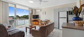 Ocean Parade 16 Vintage Coastal 2-Bedroom Holiday Apartment