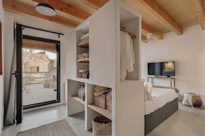 3 habitaciones, tabla de planchar con plancha y cuna de viaje
