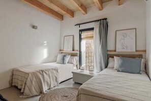 3 habitaciones, tabla de planchar con plancha y cuna de viaje 