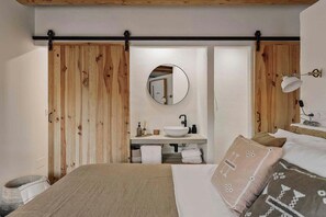 3 bedrooms, iron/ironing board, travel crib, free WiFi