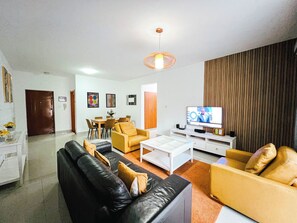 Apartamento, 3 habitaciones, accesible para personas con discapacidad | Sala de estar
