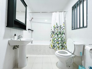 Appartement, 3 chambres, accessible aux personnes à mobilité réduite | Salle de bain