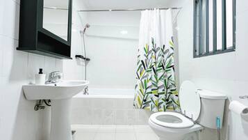 Apartment, 3 Bedrooms, Accessible | Bathroom