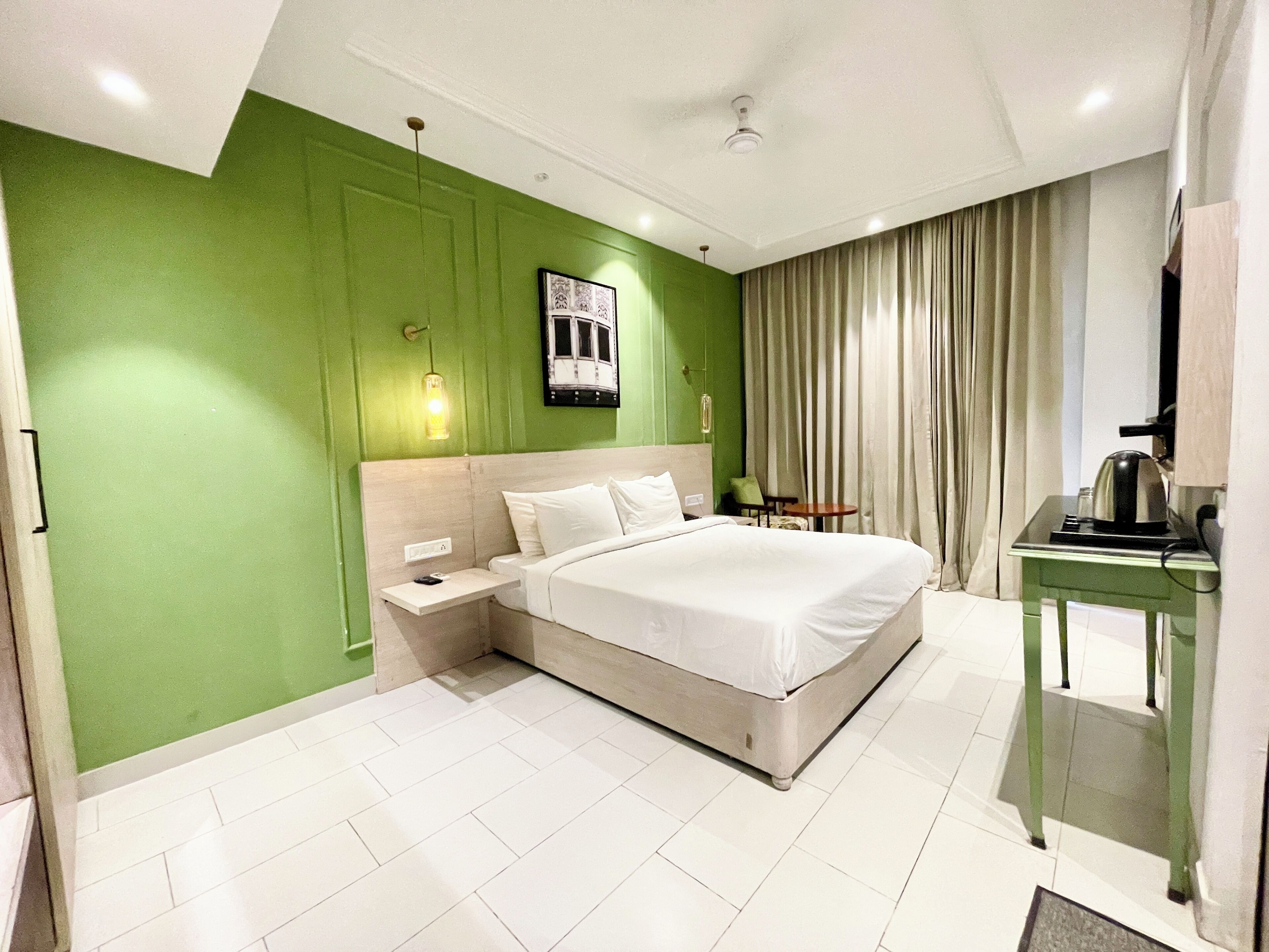 Skrivebord, skrivebord for bærbar PC, lydisolert og wi-fi (inkludert)