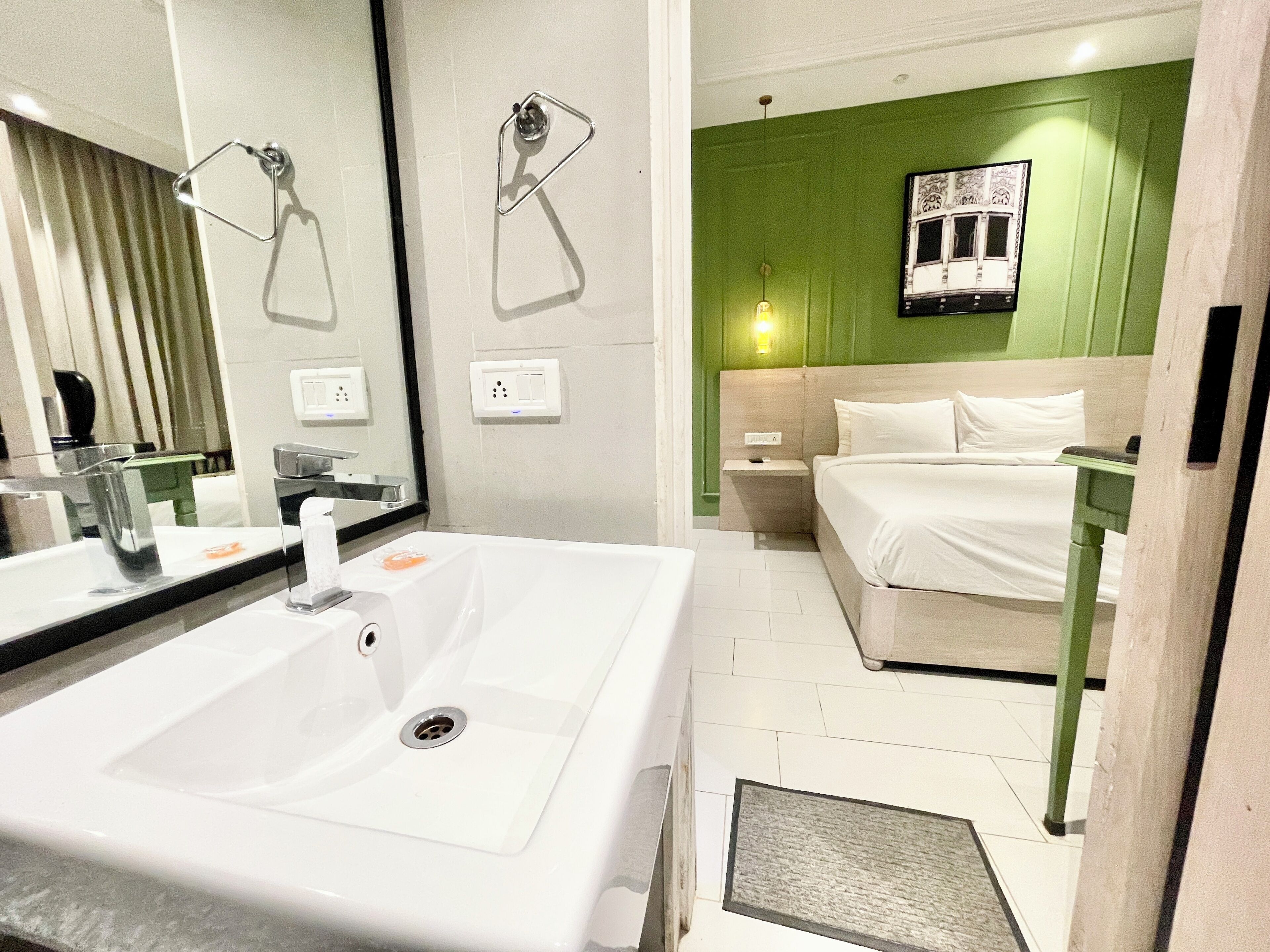 Regadera, regadera tipo lluvia, jabón, papel de baño 