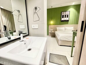 Ducha, cabezal de ducha tipo lluvia, jabón, papel higiénico