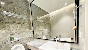 Een moderne badkamer met een groot wastafel, toilet en spiegel.