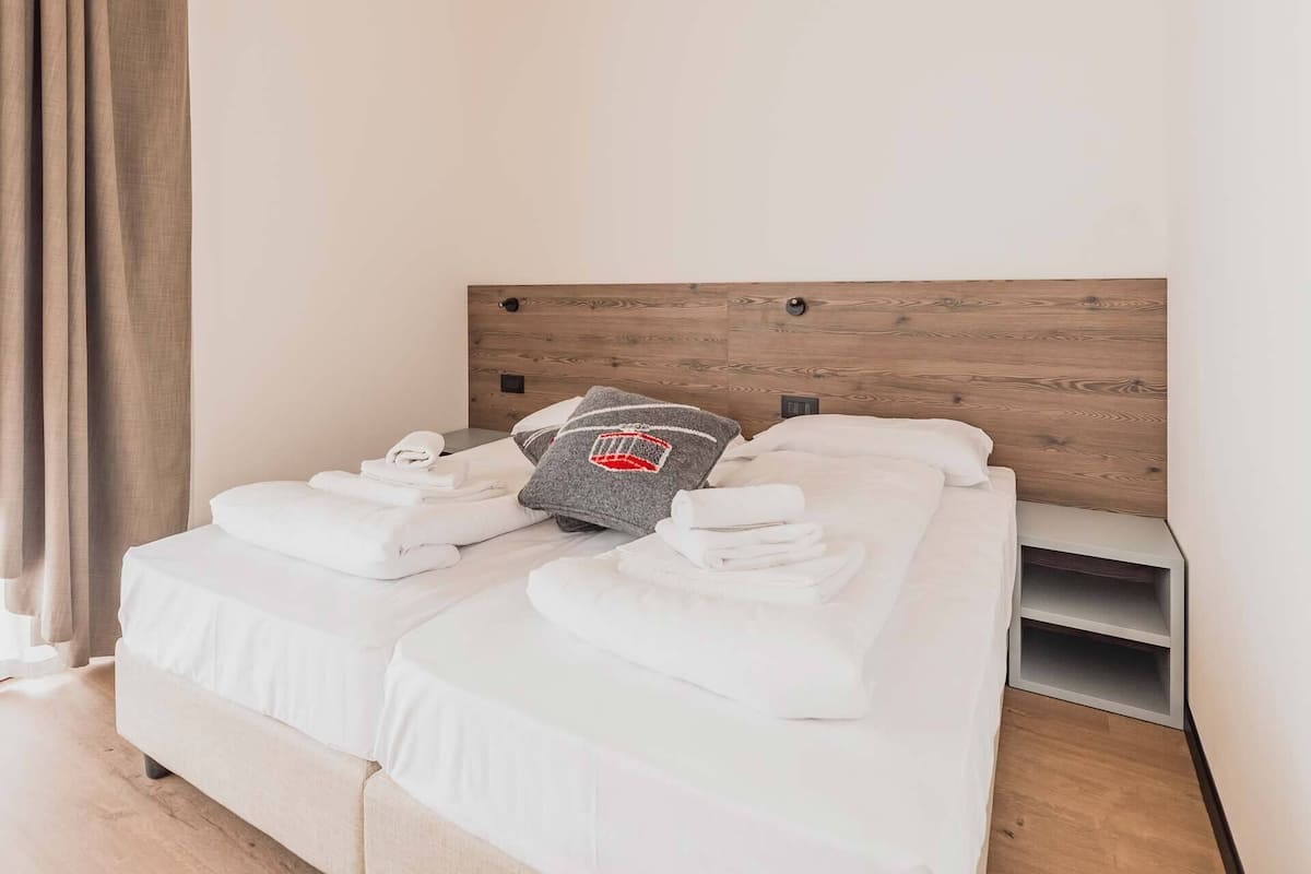 Superior Twin Room, Balcony, Mountain View | 1 bedroom, hypo-allergenic bedding, down comforters, in-room safe