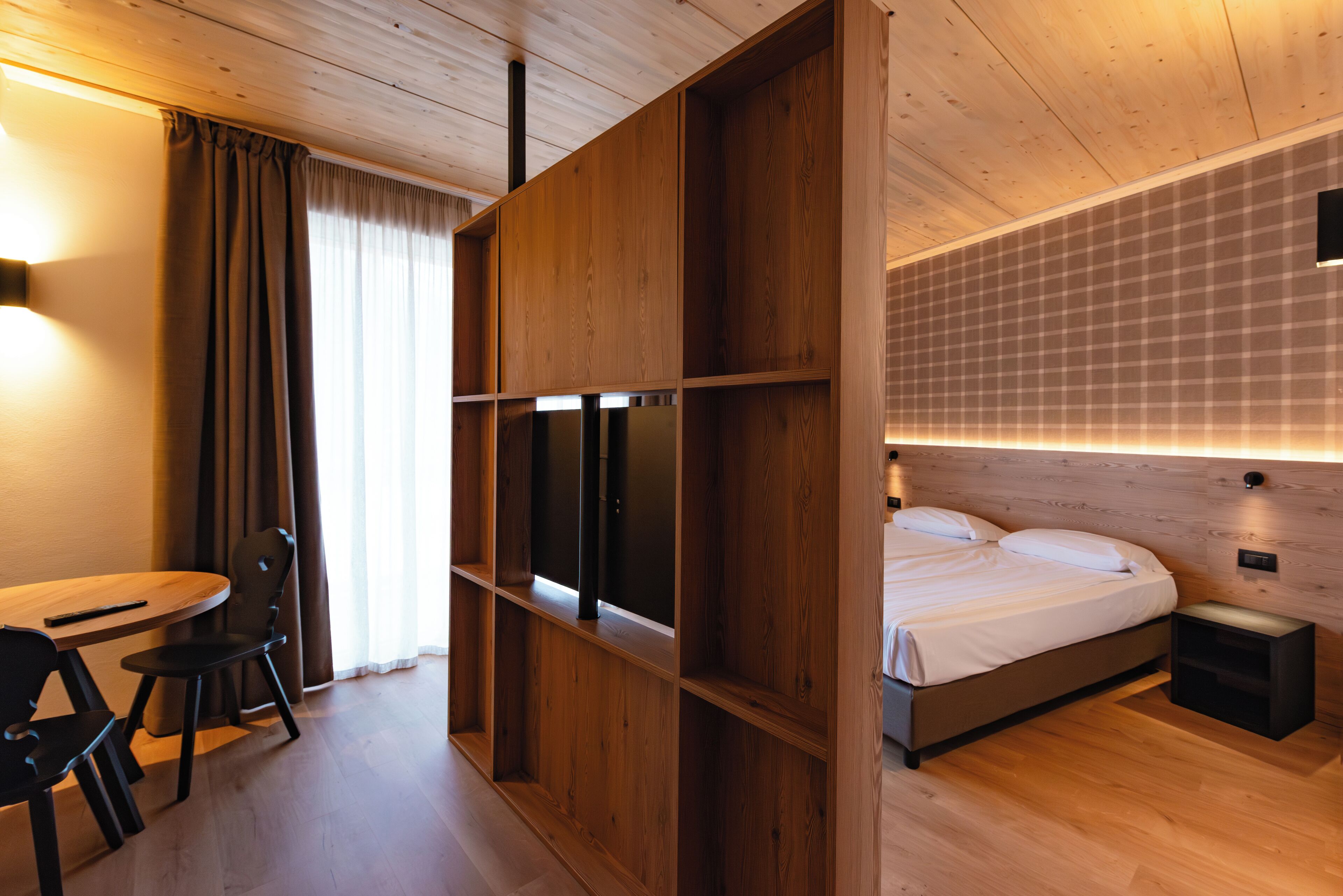 Studio Deluks, dapur kecil, pemandangan gunung | Seprai antialergi, selimut bulu angsa, brankas, dan meja kerja