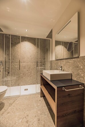 Suite exclusiva | Baño | Ducha, cabezal de ducha tipo lluvia, secador de pelo y zapatillas