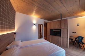 Deluxe-studio, keittotila, vuoristonäköala | Allergiatestatut vuodevaatteet, untuvapeitot, tallelokero huoneessa