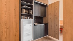 Studio – deluxe, tekjøkken, fjellutsikt | Eget kjøkken | Mikrobølgeovn på fellesområdet