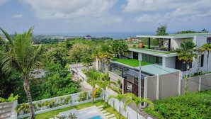 A modern house with a pool, surrounded by lush greenery and a view of the ocean. - Gandum Uluwatu Luxury Boutique Stay - Gandum Villa Complex (Pecatu)