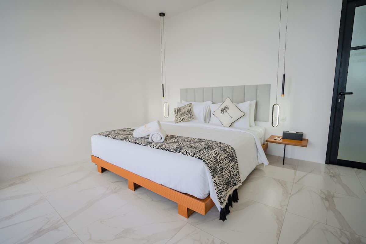 Deluxe Ocean View Room | Premium bedding, pillow-top beds, minibar, in-room safe