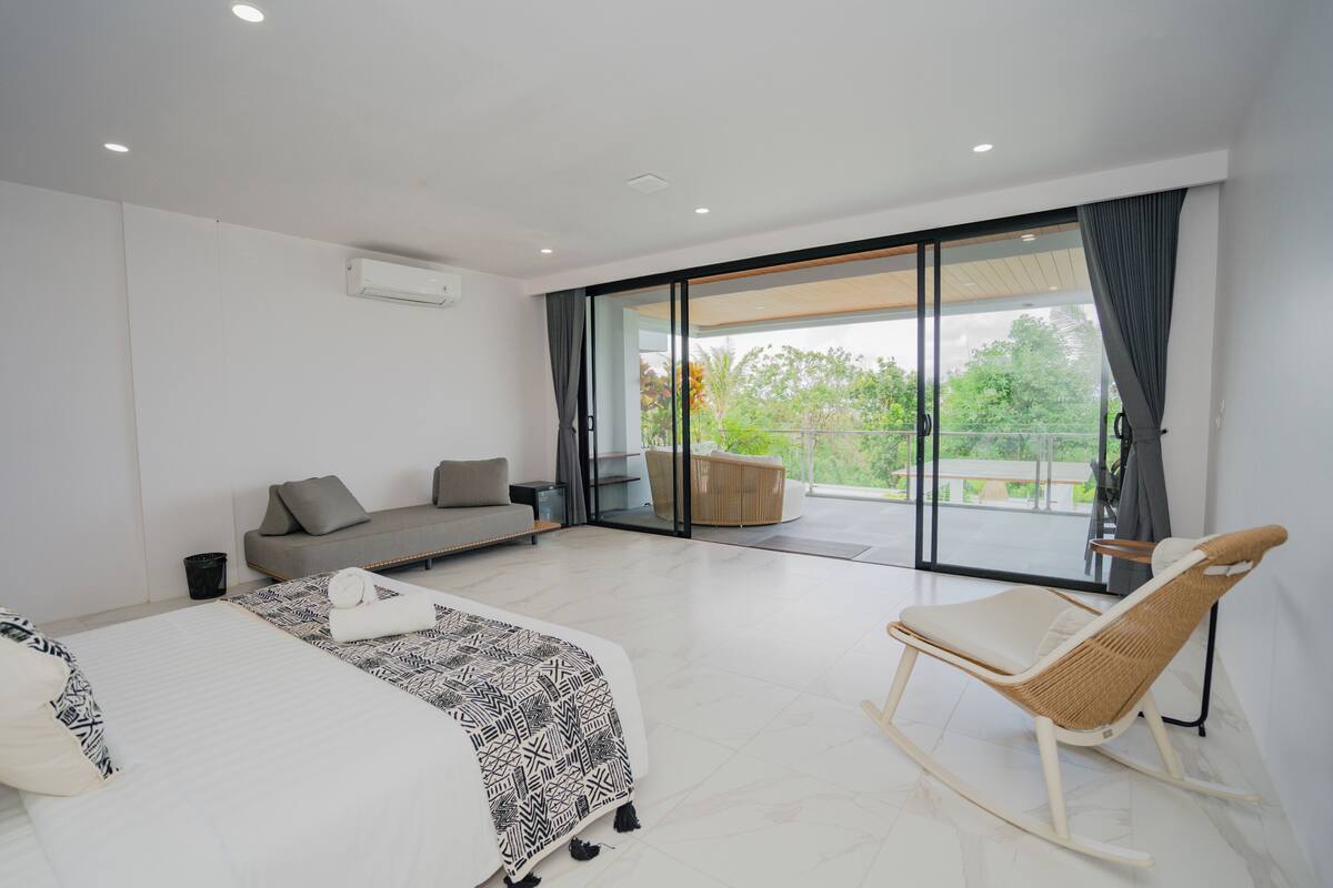 Premium bedding, pillow-top beds, minibar, in-room safe