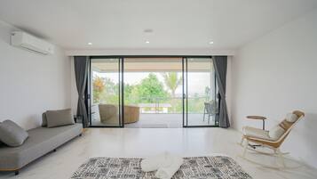 Premium bedding, pillow-top beds, minibar, in-room safe