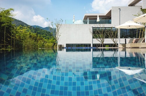 Nian hotel & resorts