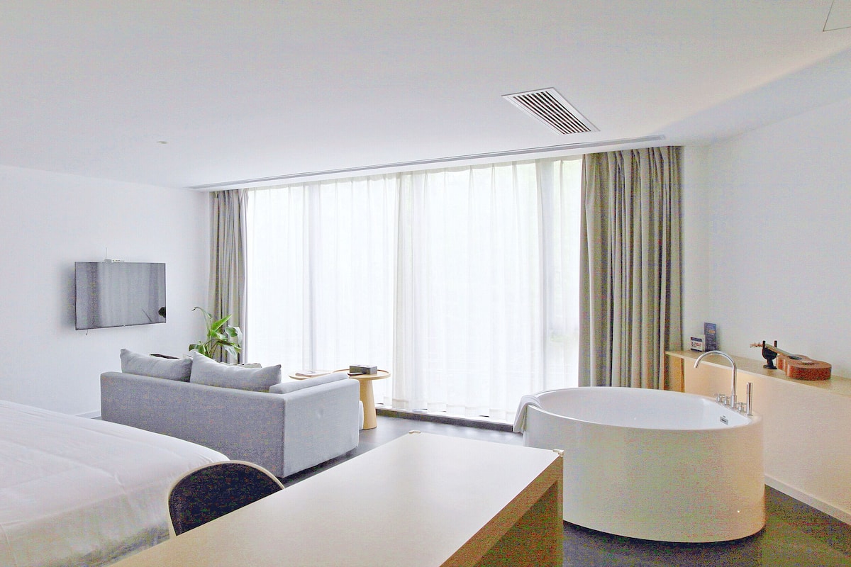 Comfort studio suite, 1 kingsize bed, uitzicht op tuin | 1 slaapkamer, luxe beddengoed, donzen dekbedden, een minibar