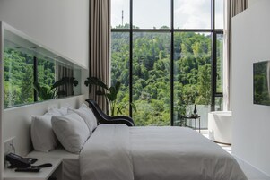 Ropa de cama de alta calidad, cubrecamas y minibar 