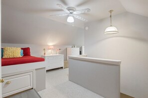 6 bedrooms, desk, free WiFi, bed sheets
